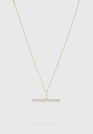 Collier doré avec une chaîne texturée et un pendentif en barre horizontale ornée de pierres claires incrustées le long du bord avant.