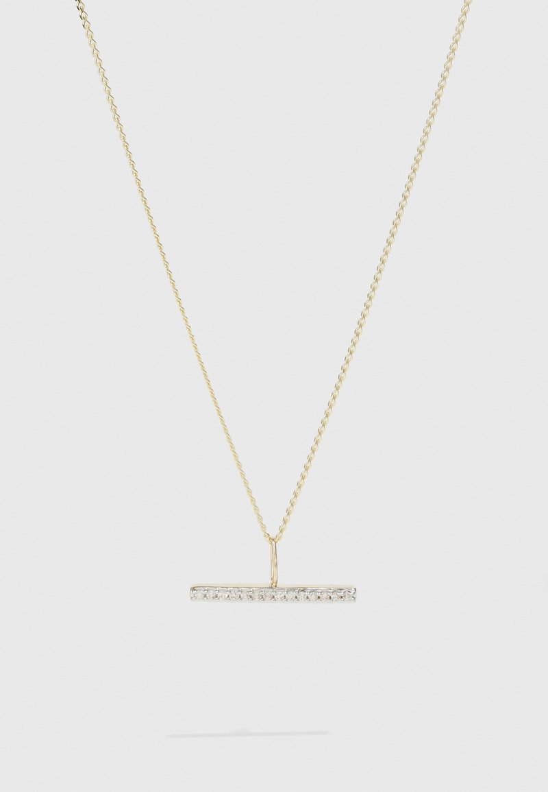 Collier doré avec une chaîne texturée et un pendentif en barre horizontale ornée de pierres claires incrustées le long du bord avant.