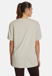 SQUATPROOF LOGO MID PUMP COVER - T-shirt med print - beige