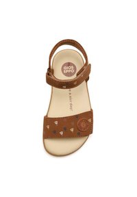 Sandalia marrón con un upper texturizado que presenta pequeños patrones geométricos multicolores. Correa ajustable y suela acolchada para mayor comodidad.