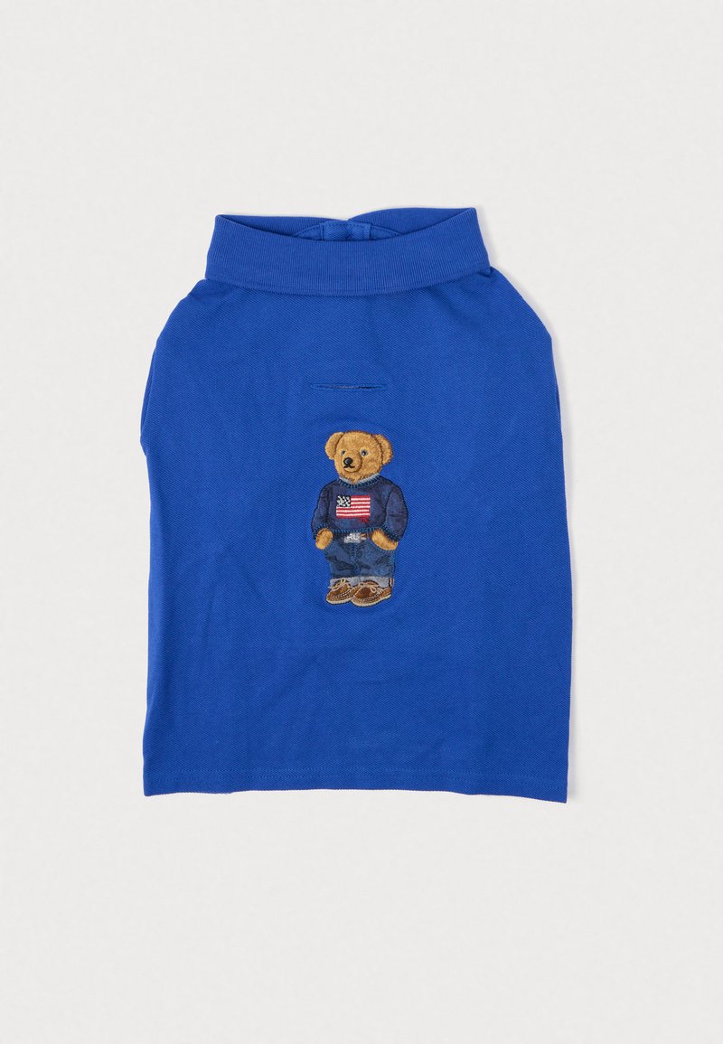 Modrá psia svetrík s rolákom, na ktorom je vyšitý medveď v džínsach, hnedých topánkach a námorníckom svetríku s americkou vlajkou.