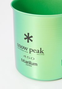 Green titanium cup with a shiny gradient finish; features “Snow Peak,” “450,” and “JAPAN” labels in black, showcasing modern design.