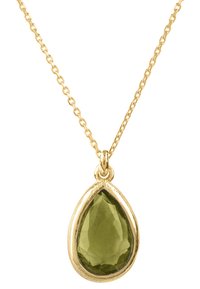 Collar de cadena de oro con un colgante en forma de lágrima, que presenta una piedra preciosa verde facetada en un elegante engaste de oro.