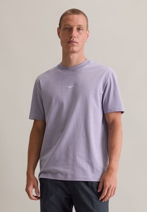 Lavenderfarbene Baumwoll-T-Shirt mit kurzen Ärmeln, einem Rundhalsausschnitt und einem kleinen Logodetail mittig auf der Brust. Angenehme Textur, lässige Passform.
