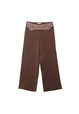 Pantalons marron à jambe large en tissu texturé avec une ceinture brodée arborant des motifs floraux en crème et marron clair.