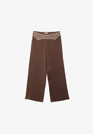Pantalons marron à jambe large en tissu texturé avec une ceinture brodée arborant des motifs floraux en crème et marron clair.
