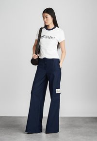 OFF-WHITE SCRIPT LOGO FITTED FITTED TEE - Trükipildiga T-särk - white/blue