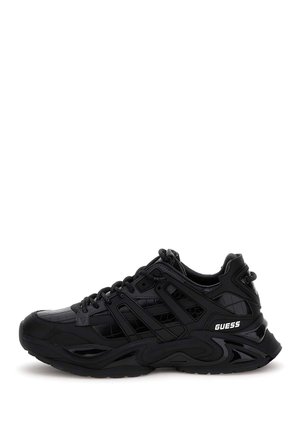 Sort sneakers med lavtop, teksturerede paneler, tyk sål, snøredesign og hvid "GUESS"-logo på hælsiden.
