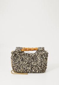 Borsa intrecciata con un motivo testurizzato nero e crema, manico in bambù e una tracolla a catena dorata rimovibile. Forma rettangolare compatta.