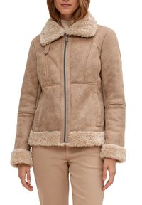 Giacca in finta suede color sabbia con colletto e polsini in morbida pelliccia finta, chiusura con zip davanti e due tasche laterali, caratterizzata da una superficie testurizzata.