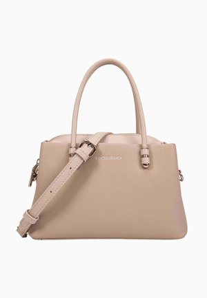 Sac à main en cuir beige texturé avec deux poignées, une bandoulière réglable et un petit logo métallique au centre devant.