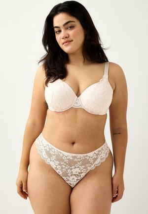 Ljusrosa spetsbehå med bygel och justerbara axelband, matchad med spetsunderkläder med vågig kant och blommönster.