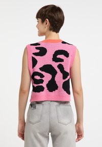 Kortærmet pink strik crop top med sort dyreprint. Har en ribbet orange halsudskæring, struktureret stof og en afslappet pasform.