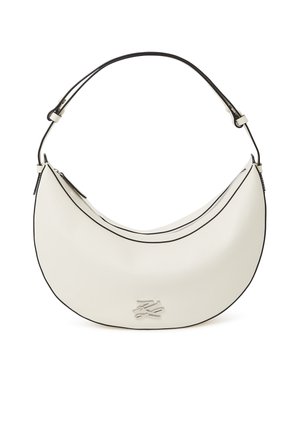Hvid halvmåneformet lædertaske med sort kant, justerbar skulderrem, lynlåslukning og sølvfarvet metallogo på forsiden.