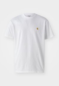 Bílý krátký rukáv T-shirt Carhartt s kulatým výstřihem a malým žlutým logem Carhartt na levé hrudi, vystavený na bílém pozadí.