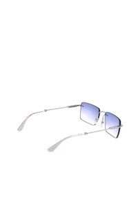 Lunettes de soleil rectangulaires avec fines montures métalliques argentées et verres bleus dégradés, vues en perspective latérale inclinée sur fond blanc.