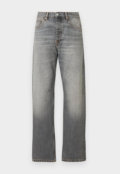 Γκρι τζιν με ίσια γραμμή και ψηλή μέση, ξεχασμένη υφή πλύσης, κλείσιμο με κουμπιά στο μπροστινό μέρος και σχεδιασμό με πέντε τσέπες.