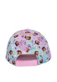 Gorra colorida con un patrón que presenta personajes de dibujos animados sobre un fondo azul claro y rosa. Correa ajustable en la parte posterior.