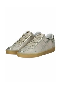 Sneakers beige metallici con tomaia in pelle liscia, punta rotonda e suola piatta in gomma. Presentano cuciture tono su tono e chiusura con lacci classica.