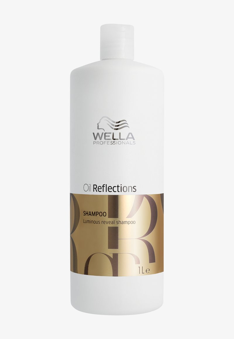 Bouteille de shampoing Wella Professionals Oil Reflections avec étiquette dorée, 1 litre, conçue pour révéler des cheveux lumineux et brillants.