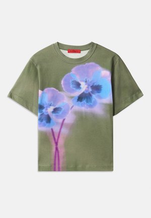 Olivegrünes T-Shirt mit einem großen Grafikdruck von blauen und lila Blumen mit dunklen Zentren, kurzen Ärmeln und einem runden Ausschnitt.