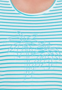 Gestreepte t-shirt met turquoise en witte horizontale strepen, met een geborduurd palmbomen ontwerp in een bijpassende kleur langs het borstgebied.