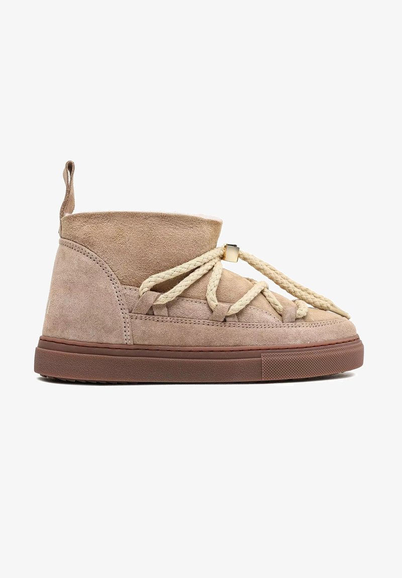 Suède hoge sneakers in lichtbeige, met geknoopte touwveters, een gepolsterde kraag en een rubberen zool met textuur voor grip.