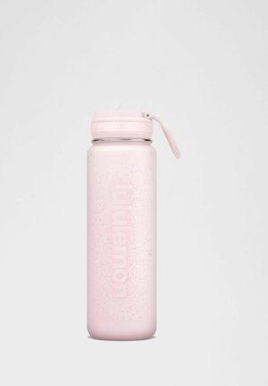 Botella de agua aislante alta y rosa con tapa abatible y logo "lululemon" tenue en el frente sobre un fondo liso.