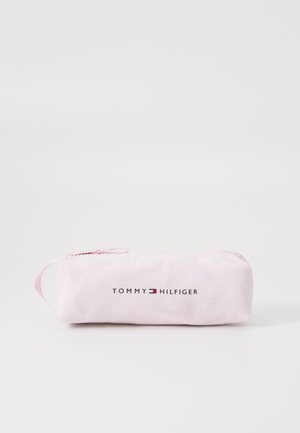Rosa Stofffedermäppchen mit einem Reißverschluss, versehen mit dem in Schwarz gedruckten Logo "TOMMY HILFIGER", und einer kleinen Schlaufe zum Tragen.