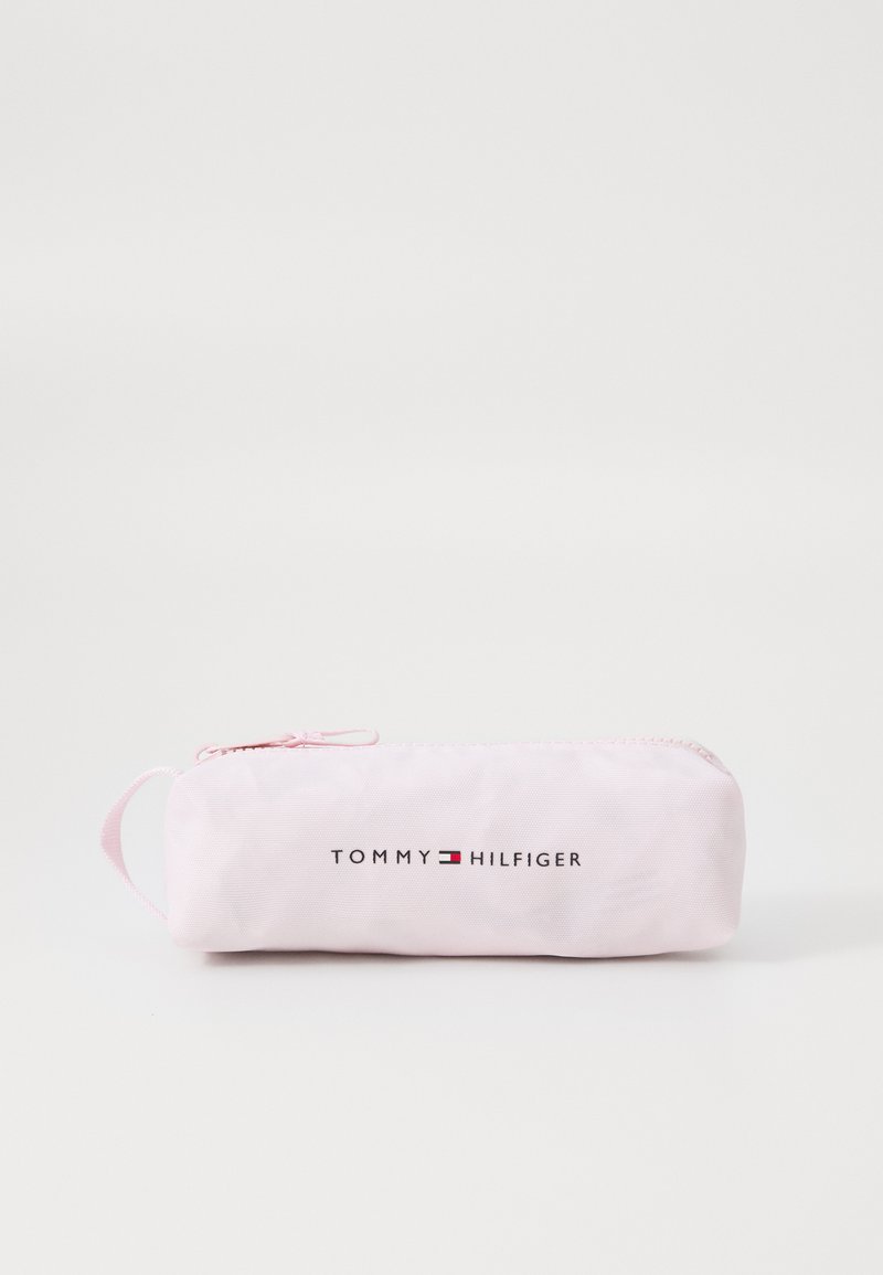 Roza šolska torbica za svinčnike z zadrgo, ki ima natisnjen logotip "TOMMY HILFIGER" v črni barvi, ter majhno zanko za prenašanje.