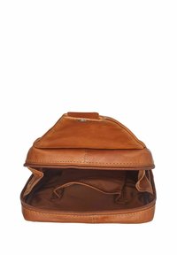 Zaino in pelle marrone con una cerniera aperta e diversi scomparti interni. Texture liscia, forma arrotondata e dettagli di cucitura rinforzati.