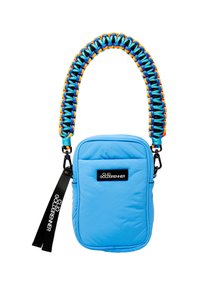 Sac à bandoulière en nylon bleu avec une sangle en paracorde ; comporte une poche avant et un patch logo noir. Texture lisse, forme rectangulaire, design compact.