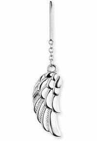 Silvriga örhängen i form av en vinge med en texturerad design som har intrikata fjäderdetailler och ett krokupphäng, vilket skapar en tredimensionell effekt.