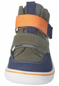 Sneaker met klittenbandsluiting van grijs, groen en marineblauw stof. Bevat oranje accenten en een witte rubberen zool. Geplateerde oppervlakken overal.