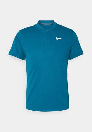 Polo color verde azulado con cuello abotonado, confeccionado con tejido que absorbe la humedad, con un logo de Nike en blanco en el lado izquierdo del pecho.