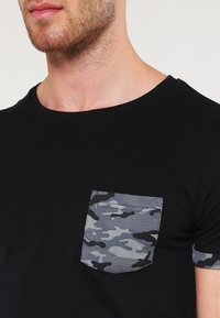 Urban Classics T-shirt print - dark camo