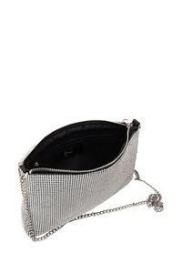 Fém clutch táska ezüst strasszokkal, zipzáras záródással és fekete béléssel. Levehető ezüst láncos pántja van a sokoldalú hordozás érdekében.