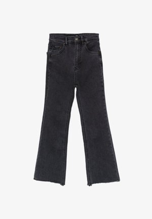 Czarne dżinsy z wysokim stanem, rozszerzanymi nogawkami i surowym wykończeniem, wyposażone w przednie kieszenie i zapinane na guzik.