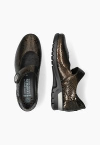 Zapatos de color marrón y negro con un acabado liso y brillante, y una correa negra. Cuentan con una suela acolchada y un diseño de punta redonda.