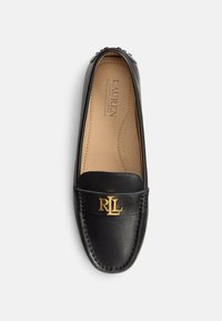 Fekete bőr mokaszin arany színű RL logóval az elején. Kerekített formájú és díszített varrással. A belseje perforált párnázattal rendelkezik.