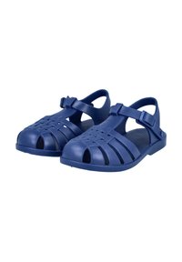 Chanclas de plástico azules con diseño de punta abierta, que presentan un patrón tejido en la parte superior, una correa en la parte trasera y una suela texturizada para mayor agarre.