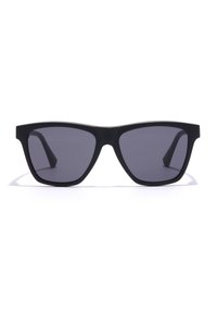 Ochelari de soare negri cu o ramă geometrică, lentile închise la culoare și brațe drepte. Textură mată, netedă. Fără logo-uri sau ornamente vizibile.