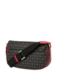 Borsa a spalla nera con motivo, dettagli dorati, accenti rossi sui bordi, tracolla nera rimovibile con logo, chiusura a pattina e tasca con zip.