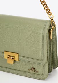 Borsa a tracolla verde in pelle con finitura testurizzata, chiusura in metallo dorato e tracolla a catena. Presenta il logo impresso sul davanti.