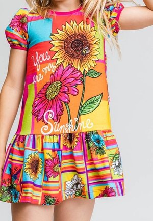 Robe colorée avec des motifs de tournesol et de marguerite, des manches courtes bouffantes, et une jupe évasée avec un motif rayé vibrant.