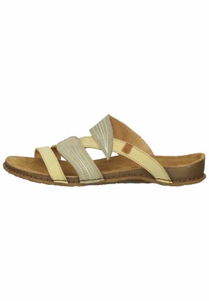 Beige og lysebrun sandal med åben tå, tre remme og flad sål, designet til afslappet brug.