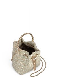 Bolso de cubo de tela tejida beige con acentos de lentejuelas, asa de cadena en tono dorado y detalle de borlas. Cuenta con cierre de cordón y un interior de color contrastante.