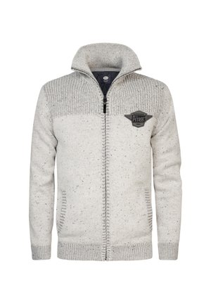 Hellgrauer gestrickter Pullover mit einem hohen Kragen, Reißverschluss, strukturiertem Oberteil und einem Abzeichen auf der Brust. Saubere Nähte entlang der Kanten.