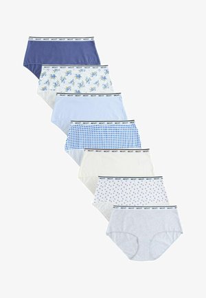 Septynios poros moteriškų apatinių drabužių su skirtingais mėlynos ir baltos spalvos raštais, kiekviena su balta juosta juosmens srityje su užrašu „NEXT“.