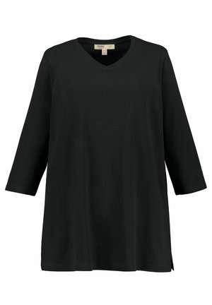 Zwarte V-hals top met driekwartmouwen, gemaakt van zachte stof, met een comfortabele pasvorm en zijsplitten voor gemakkelijke beweging.